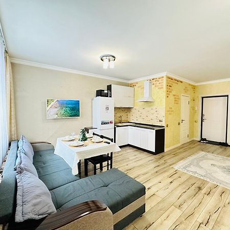 Vostochnyi Park Apartament In The Center Of Almaty Apartamento Exterior foto